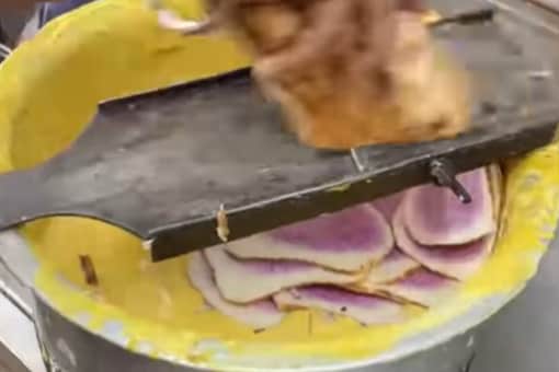 Video shows a vendor preparing pakodas from scratch and selling them for Rs 80. (Photo Credits: Instagram)